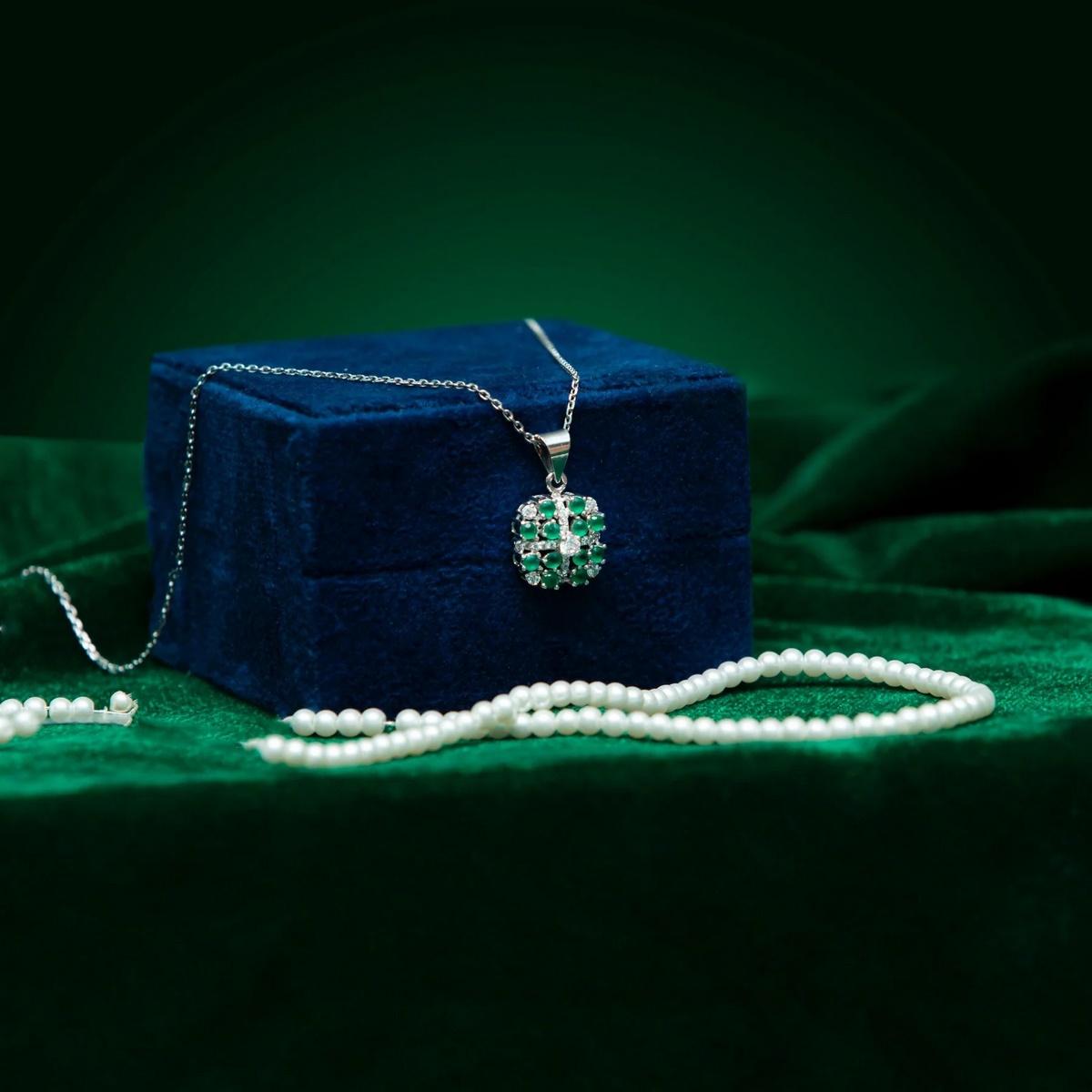 SQUARE EMERALD PENDANT YKL Jewellers Pendant Collection